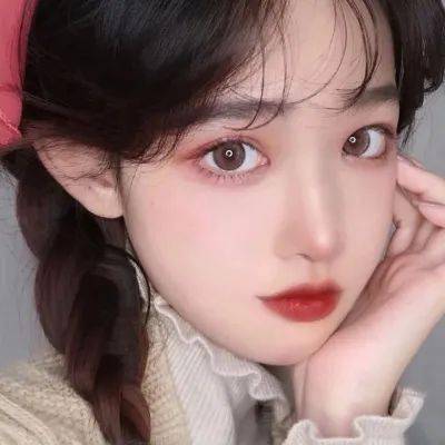 高考考场外 老爸刚干完农活满身泥泞 手捧鲜花来接闺女 网友：泥渍遮不住父爱